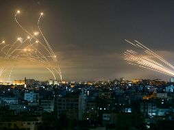 El fuego aéreo israelí ilumina el espacio sobre la Franja de Gaza. AFP/A. Baba