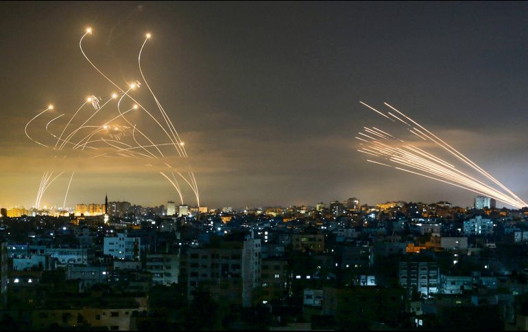 El fuego aéreo israelí ilumina el espacio sobre la Franja de Gaza. AFP/A. Baba