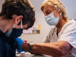 La petición es donar dosis excedentes de vacunas a COVAX en lugar de vacunar a los más jóvenes. AFP / B. Bell