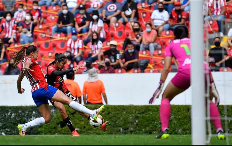 Chivas mantuvo su postura ofensiva hasta el final del encuentro, pero el gol no pudo llegar. IMAGO7/L. Barba