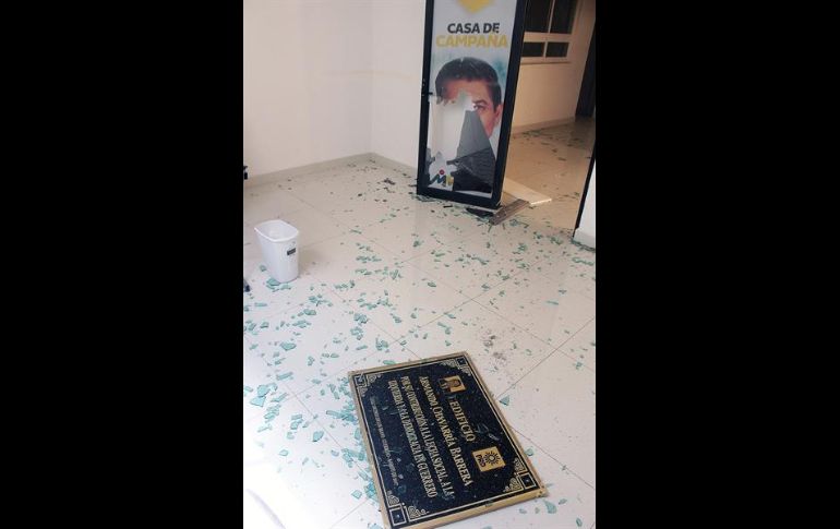 Los estudiantes sacaron de ambas sedes lonas y papelería para prenderles fuego. EFE/J. de la Cruz