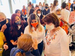 Gaby Cárdenas habló ante decenas de mujeres reunidas en el parque Ávila Camacho. ESPECIAL