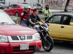 Pese a que en las avenidas Hidalgo y Federalismo una agente de tránsito aseguró que hay rondines cada cinco o 10 minutos, este medio observó cómo los motociclistas circularon de forma irregular. EL INFORMADOR/G. Gallo