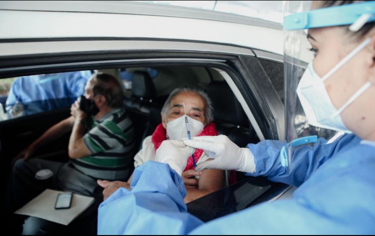 La autoridad sanitaria reitera que por esta medida no se perderán las vacunas, las dosis son suficientes y la jornada continuará. EL INFORMADOR /ARCHIVO