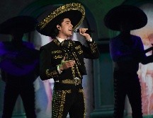 En la velada, Alex Fernández se puso muy romántico y le cantó a su esposa y a los asistentes. AP / ARCHIVO