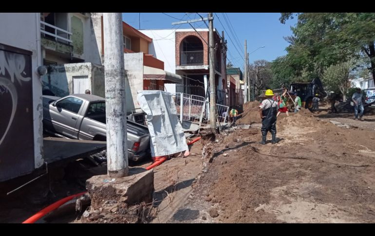 La lluvia dejó afectaciones en las cocheras de varios domicilios en la calle Esculturas, en Miravalle, donde se realizaba una obra de cambio de tuberías. ESPECIAL / Protección Civil Jalisco