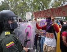 Miles de jóvenes se manifiestan contra presuntos manoseos por parte de uniformados contra una joven de 17 años, quien se suicidó tras su liberación. EFE/E. Serna