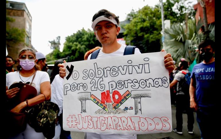 Manifestantes colocaron a las afueras del edificio de la FGR algunas pancartas en donde exigían justicia. EFE/C. Ramírez