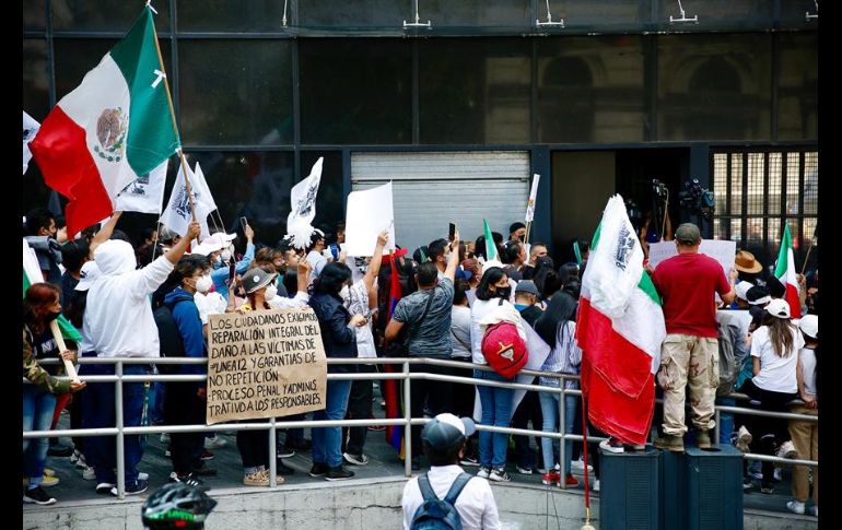 Manifestantes colocaron a las afueras del edificio de la FGR algunas pancartas en donde exigían justicia. EFE/C. Ramírez