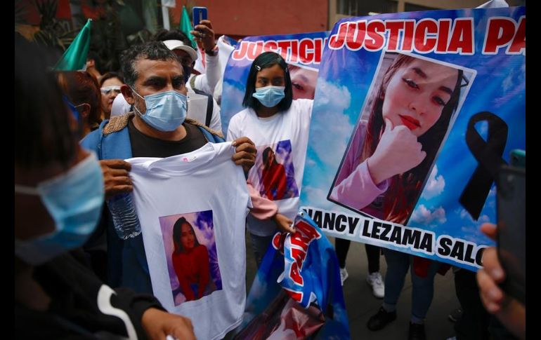 Manifestantes colocaron a las afueras del edificio de la FGR algunas pancartas en donde exigían justicia. EFE/C. Ramírez