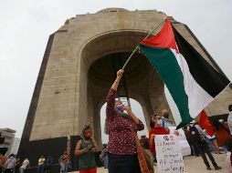 RECLAMOS. Personas salieron con banderas de Palestina como muestra de apoyo. EFE