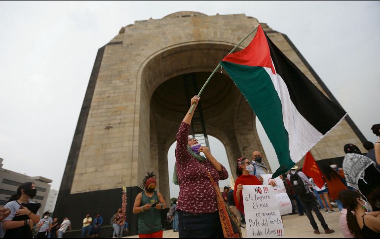 RECLAMOS. Personas salieron con banderas de Palestina como muestra de apoyo. EFE