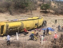 El autobús se volcó mientras circulaba por una carretera federal en Puebla. TWITTER@PC_Estatal