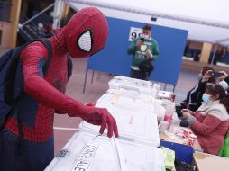 Una persona disfrazada de Spider-Man vota en durante las elecciones locales y constituyentes, en la comuna de Nuñoa, en Santiago. EFE/A. Valdés