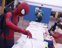 Una persona disfrazada de Spider-Man vota en durante las elecciones locales y constituyentes, en la comuna de Nuñoa, en Santiago. EFE/A. Valdés