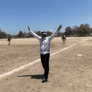 AMLO se da tiempo para "macanear" durante gira por Sinaloa