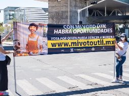 Los integrantes del grupo apartidista desplegaron lonas y entregaron volantes en diez cruceros de la ciudad. ESPECIAL