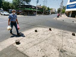 OBSTÁCULOS. De los bolardos instalados en Basilio Badillo e Industria ya sólo quedan las bases que se convirtieron en un peligro para los ciudadanos. EL INFORMADOR• R. Bobadilla