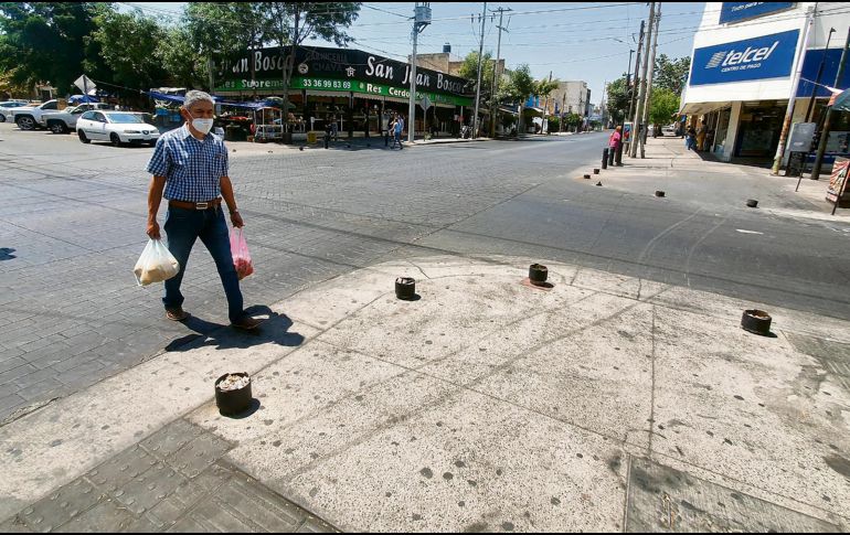 OBSTÁCULOS. De los bolardos instalados en Basilio Badillo e Industria ya sólo quedan las bases que se convirtieron en un peligro para los ciudadanos. EL INFORMADOR• R. Bobadilla