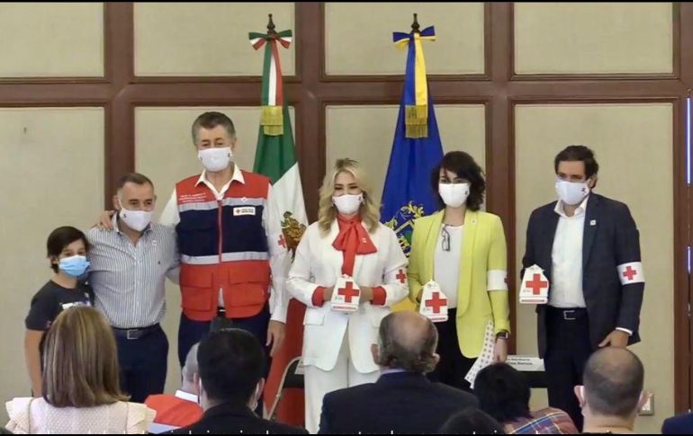 En la Ley estatal de Ingresos 2021 se incluyó junto con el pago del refrendo vehicular la aportación de 32 pesos destinados a la Cruz Roja Jalisco. ESPECIAL /