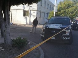 El cadáver fue hallado sobre la calle Federico Medrano, al cruce con Antonio Tello. ESPECIAL /