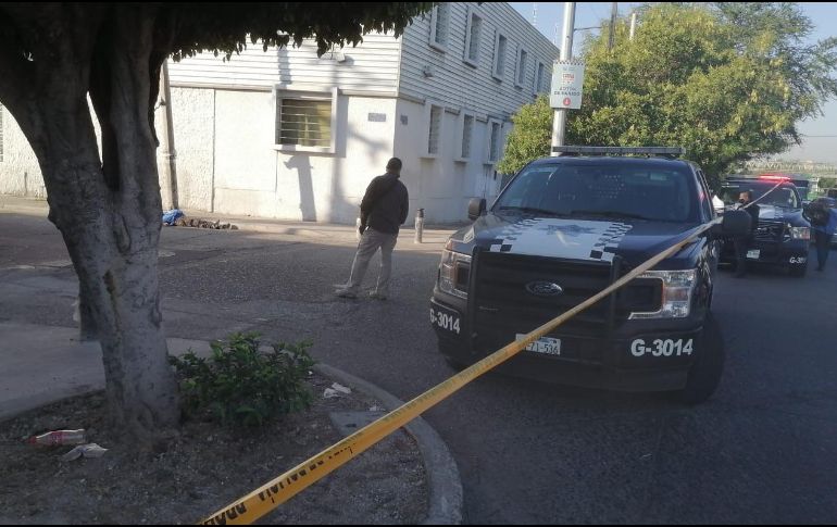 El cadáver fue hallado sobre la calle Federico Medrano, al cruce con Antonio Tello. ESPECIAL /