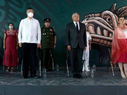 López Obrador (c), y el embajador de China en México, Zhu Qingqiao (i) asisten hoy a la ceremonia en Torreón. El Presidente pidió perdón por la matanza contra la comunidad china durante la Revolución mexicana. ESPECIAL/Presidencia de México