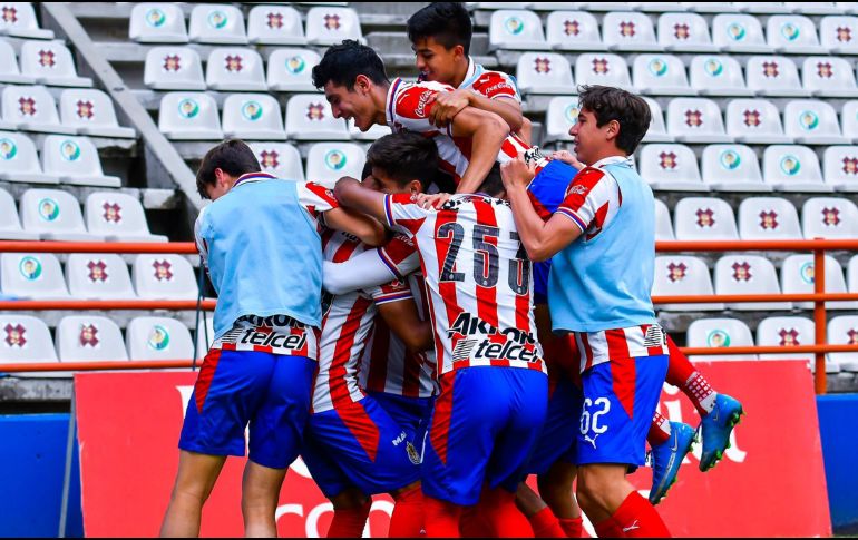 Ambos conjuntos intentarán a toda costa conseguir el título que deja vacante La Franja del Puebla. TWITTER / @Chivas