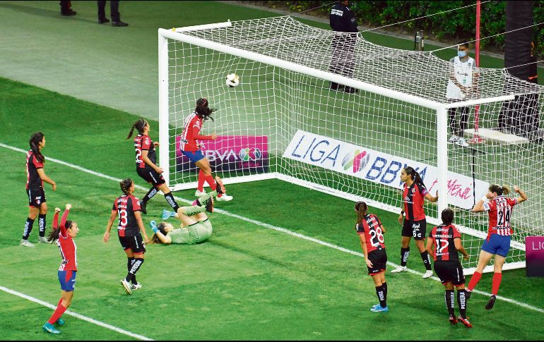 AHORA SÍ. Los goles cayeron en el Estadio Akron y el Rebaño a la última fase.