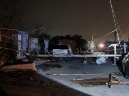 Para la atención de la emergencia, que dejó postes de electricidad dañados, se han dispuesto 248 trabajadores electricistas, 75 vehículos y 43 grúas. TWITTER / @CFEmx