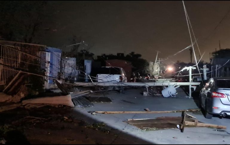 Para la atención de la emergencia, que dejó postes de electricidad dañados, se han dispuesto 248 trabajadores electricistas, 75 vehículos y 43 grúas. TWITTER / @CFEmx