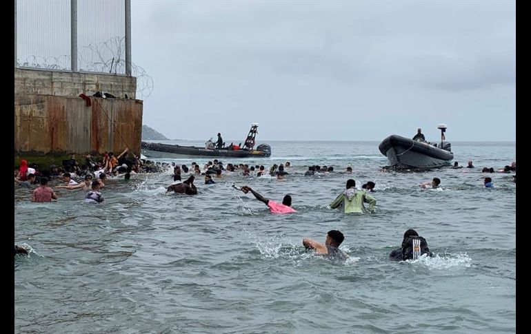 La tarde de este martes cientos de personas, en su gran mayoría marroquíes, seguían agolpados frente la valla de Castillejos con la intención de llegar a Ceuta. EFE/M. Siali
