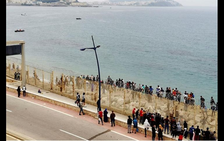 La tarde de este martes cientos de personas, en su gran mayoría marroquíes, seguían agolpados frente la valla de Castillejos con la intención de llegar a Ceuta. EFE/M. Siali