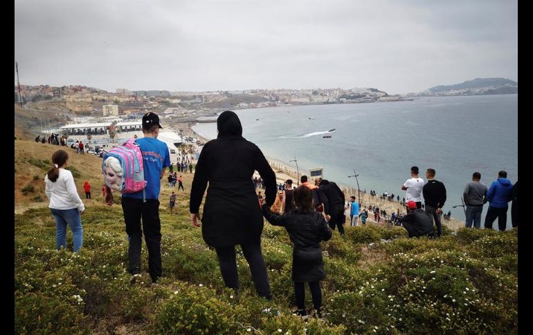 La tarde de este martes cientos de personas, en su gran mayoría marroquíes, seguían agolpados frente la valla de Castillejos con la intención de llegar a Ceuta. EFE/M. Siali