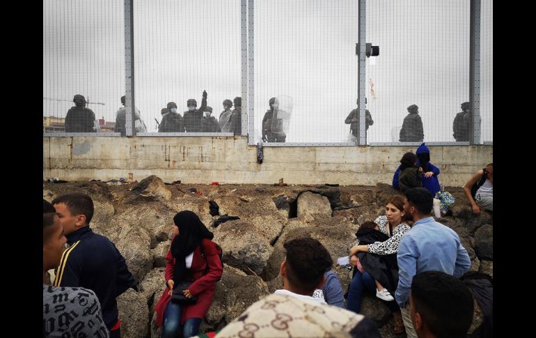 La tarde de este martes cientos de personas, en su gran mayoría marroquíes, seguían agolpados frente la valla de Castillejos con la intención de llegar a Ceuta. EFE/M. Siali