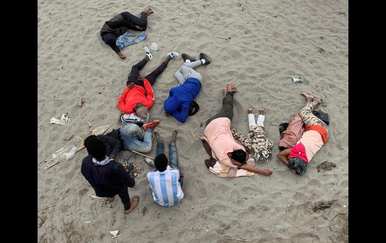 La tarde de este martes cientos de personas, en su gran mayoría marroquíes, seguían agolpados frente la valla de Castillejos con la intención de llegar a Ceuta. EFE/M. Siali