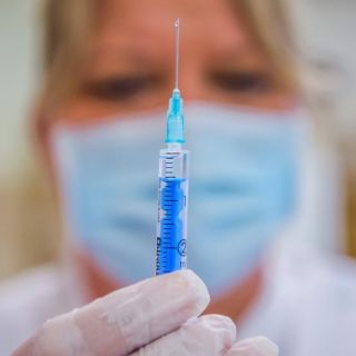 Singapur aprueba la vacuna de Pfizer-BioNTech para adolescentes