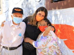 Mónica Magaña acompañada por sus abuelos para presentar propuestas. Twitter/@MonicaMgn