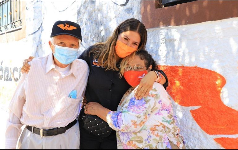 Mónica Magaña acompañada por sus abuelos para presentar propuestas. Twitter/@MonicaMgn