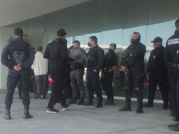 Elementos de la Polmet se manifestaron este martes en las instalaciones de la Policía de Zapopan para expresar sus inconformidades. ESPECIAL