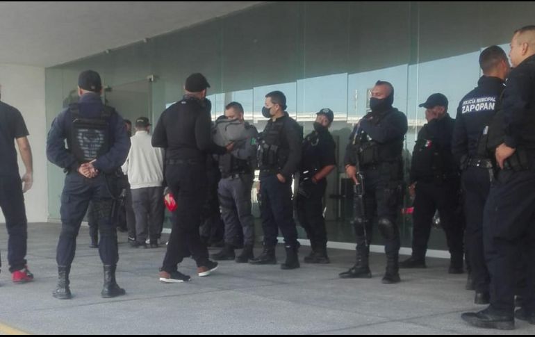 Elementos de la Polmet se manifestaron este martes en las instalaciones de la Policía de Zapopan para expresar sus inconformidades. ESPECIAL