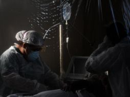 Personal médico realiza controles a pacientes con COVID-19 en un hospital de Buenos Aires, Argentina. EFE/J. Roncoroni