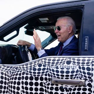 Joe Biden se pone al volante y conduce una camioneta eléctrica