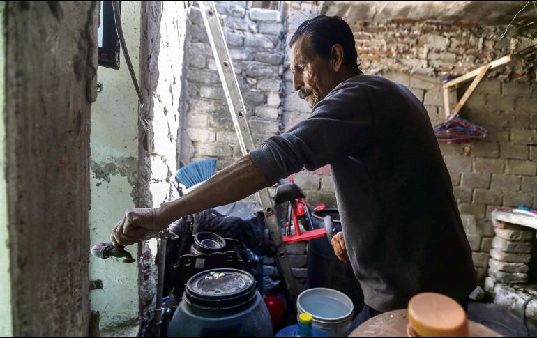 SE QUEJA POR LA FALTA DEL LÍQUIDO. Cuauhtémoc lamenta que el agua sólo haya llegado a la parte de San Juan de Ocotán, colonia de la Zona Metropolitana de Guadalajara, mientras ellos, en la “Indígena”, siguen dependiendo de las pipas. EL INFORMADOR• F. Atilano