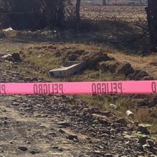 Dejan el cuerpo de un hombre a un costado del panteón de Santa Cruz del Valle, en Tlajomulco