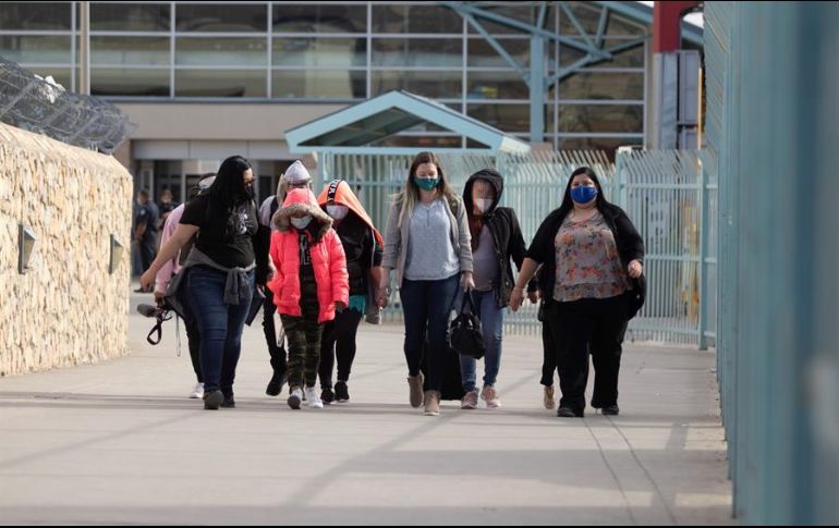 Solicitantes de asilo bajo el Protocolo de Protección a Migrantes ingresan a los Estados Unidos por el Cruce Internacional Santa Fe en El Paso, Texas. EFE/ARCHIVO
