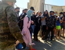 Un grupo de jóvenes marroquíes son devueltos a su país por las autoridades españolas este miércoles en Ceuta. EFE/Reduan Dris. EFE/R. Dris