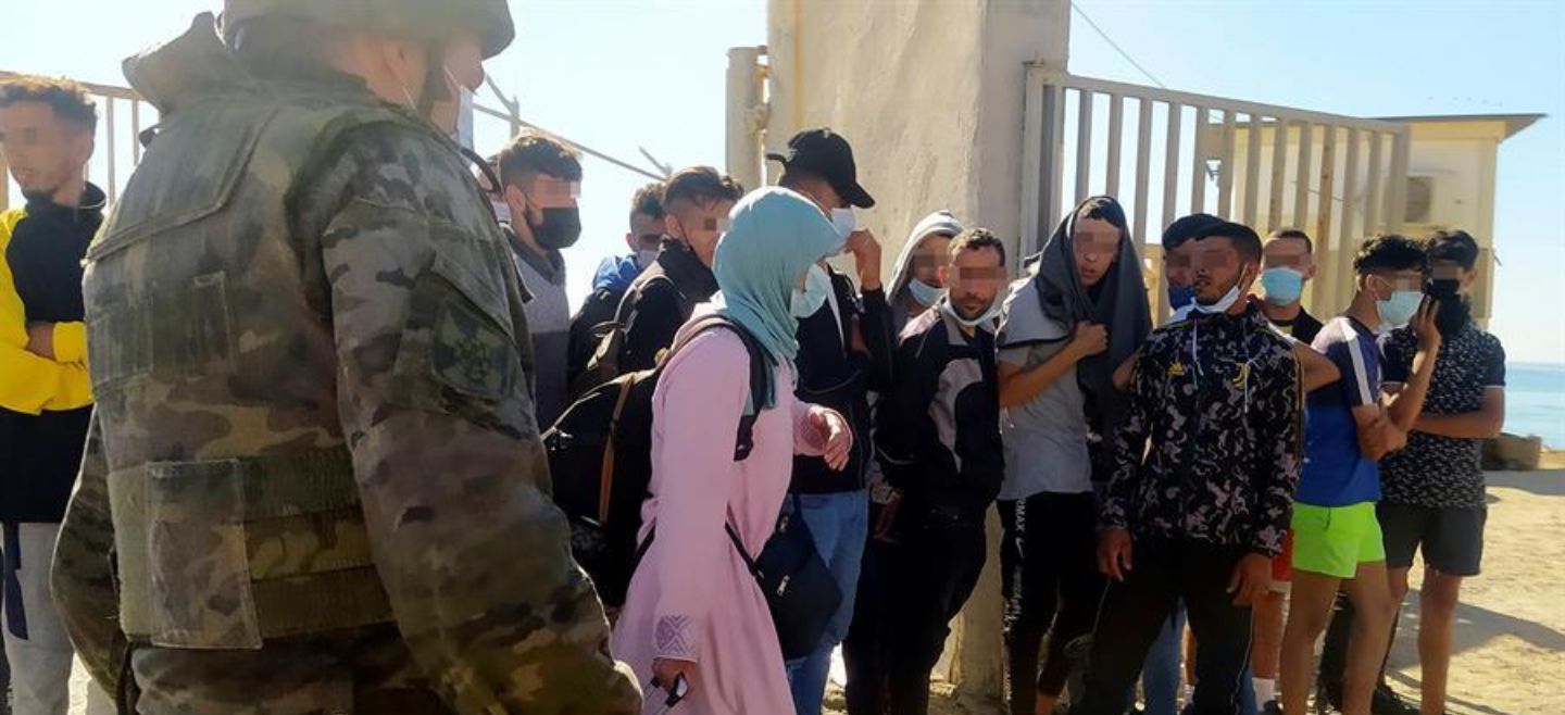 Un grupo de jóvenes marroquíes son devueltos a su país por las autoridades españolas este miércoles en Ceuta. EFE/Reduan Dris. EFE/R. Dris
