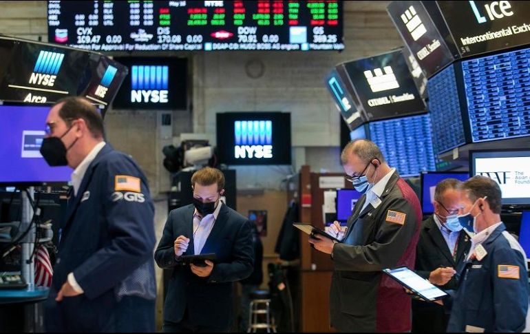 Por sectores, terminaron en verde el tecnológico y el de comunicaciones, mientras que el mayor golpe se lo llevaron el energético y el de materiales básicos. AP/C. Crow