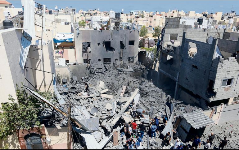SUR DE LA FRANJA. Palestinos inspeccionan un edificio destruido tras un ataque aéreo israelí.